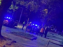 Фирмен автомобил сътвори невиждан екшън в Кючука! Блъсна 7 коли, помля 2 светофара и скъса жици