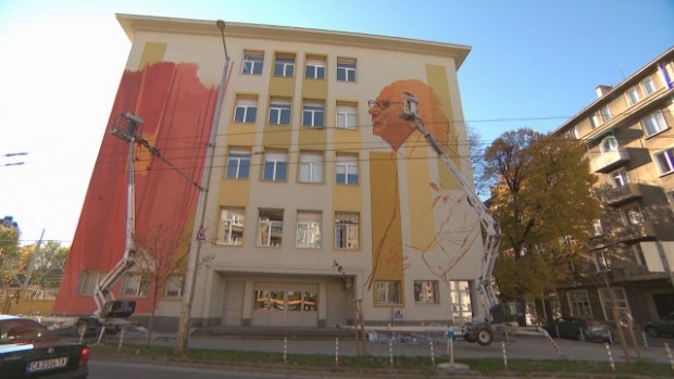 БТВ
Художници опаковаха с графити фасадата на Софийската математическа гимназия От