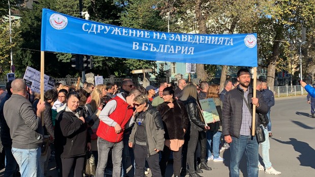 Varna24.bg
Мощен протест събра стотици, работещи във варненските ресторанти и хотели