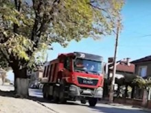 Жители на пловдивско село заплашиха, че ще хвърлят камъни по камионите, които минават по главната улица