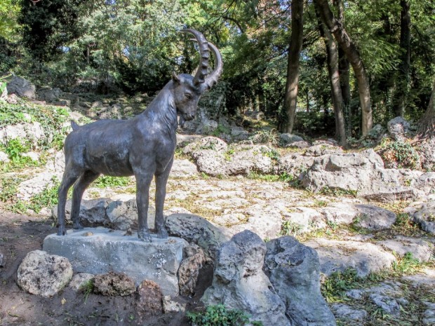 Нова скулптура на козел бе поставена днес в алпинеума в