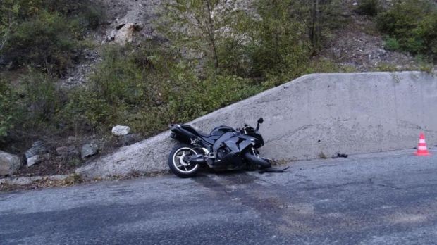 БГНЕС
Моторист се блъсна на остър завой в джип на пътя Симитли Предел Банско Сигналът за