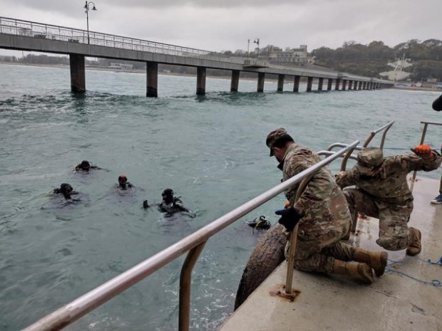 БТВ
Водолази от Бургас отбелязват Международния ден на Черно море с