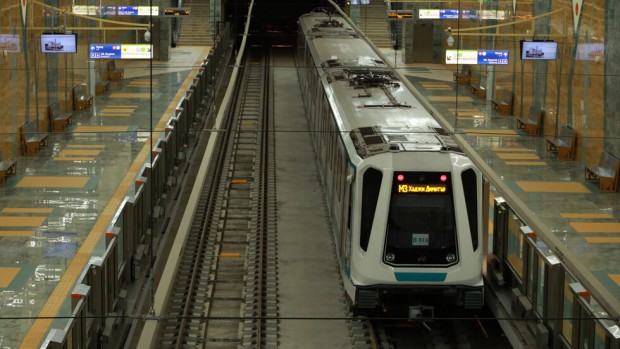 В столичното метро вече може да пътувате с банкова карта вместо с билет