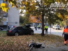 БМВ се вряза в стълб на булевард в Пловдив