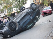 Автомобил се преобърна след катастрофа до стадион Ботев