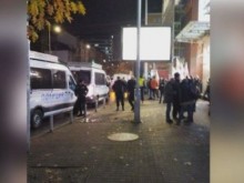 Напрежението ескалира: Протестиращи срещу COVID мерките нахлуха в столичен мол