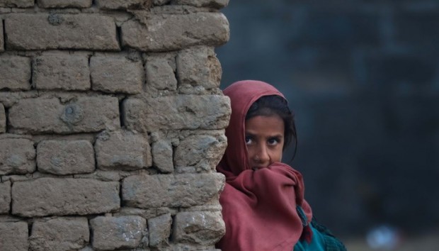 Афганистанец беше принуден да продаде 9 годишната си дъщеря за да