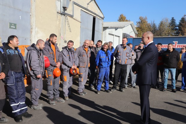 Президентът и вицепрезидентът Илияна Йотова посетиха най голямата фабрика за белене