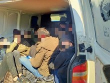 Заловиха мигранти след преследване в Бургас