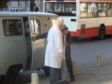 Вкарват психясалия с теслата и камъните в болница за 6 месеца