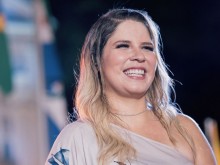 Известна певица загина при самолетна катастрофа