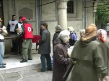 БЧК и Пловдивската митрополия дариха храна на социално слаби