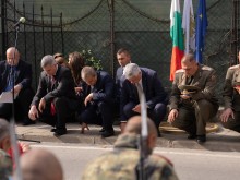 Министър-председателят Стефан Янев почете паметта на загиналите офицери и войници при защитата на Горна Джумая