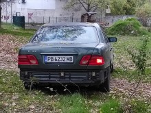 Зарязаха катастрофирал "Мерцедес" в зелени площи
