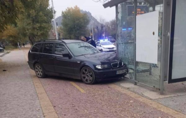 Инцидент в Пловдив! БМВ се вряза в автобусна спирка