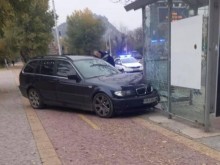 Инцидент в Пловдив! БМВ се вряза в автобусна спирка