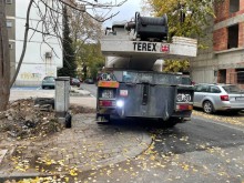 Тежък кран направи поразия в Пловдив