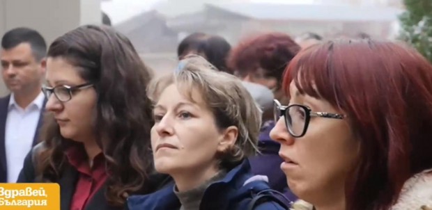 В Раковски десетки родители се събраха на протест срещу масовото