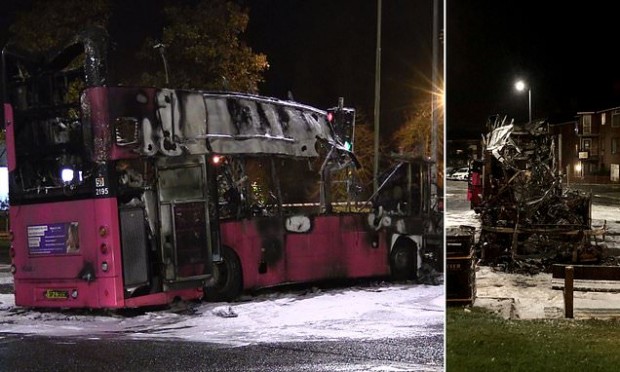 Twitter
Група мъже отвлякоха автобус на градския транспорт и го запалиха.