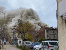 Голям пожар в центъра на София! Миризма на пушек се усеща на километри