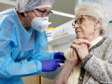 Задължителна бустерна доза за възрастното население във Франция