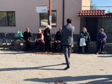 Напрежение в пловдивско село! Над 50 души блокират с телата си входа на магазин!