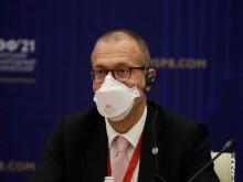 СЗО: Краят на пандемията зависи от това да се научим да живеем с инфекцията