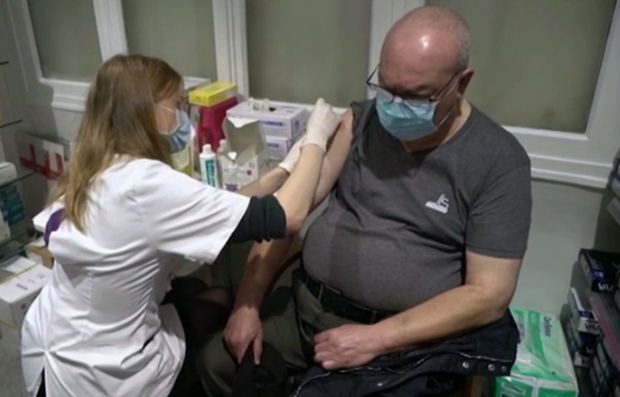 bTV
Великобритания ще въведе задължителна ваксинация срещу Ковид 19 за всички служители