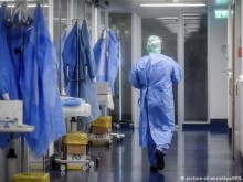 МЗ си осигурява възможност за "внос" на медицински специалисти за COVID отделенията