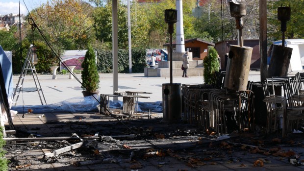 Varna24.bg
Под шатрата на кафенето, изгоряло вчера в центъра на Бургас,