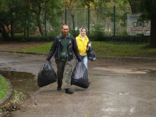 Десетки пловдивчани се включиха в почистването на Младежкия хълм вчера