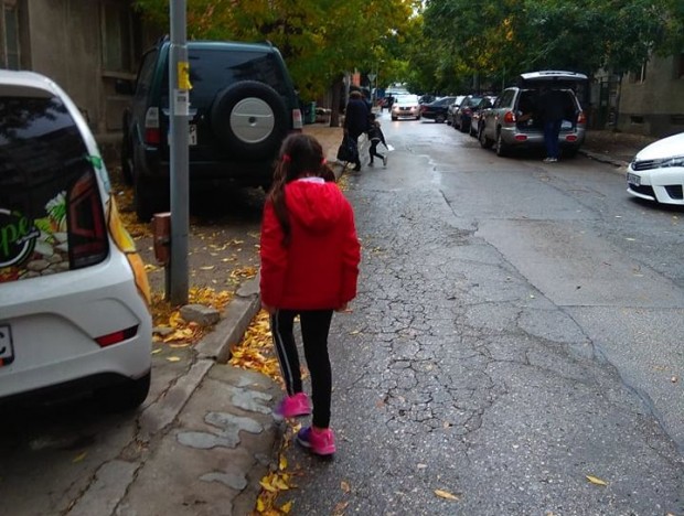 Varna24 bg
Автомобили масово превземат пешеходни зони и тротоарни площи около детски