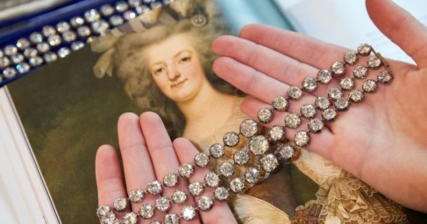 Туитър
Чифт гривни с диаманти на Мария Антоанета бяха продадени за 7 46