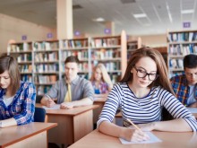 Кога и по-големите ученици ще се върнат в класните стаи?
