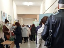 Жестоко струпване за гласуване в СУ "Пейо Яворов" в Пловдив