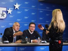 Беновска връчи "големи топки" на Кирил Петков и Асен Василев, а на Борисов - ябълка