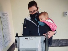 Радина Думанян гласува с бебока