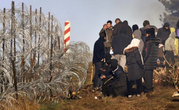 АП
Полските сили за гранична охрана съобщиха че са били нападнати