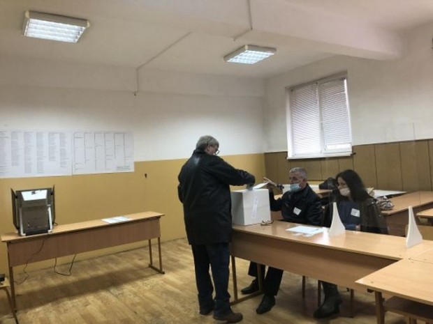 Varna24 bg
При 100 обработени изборни протоколи от Централната избирателна комисия Продължаваме