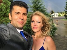 Силиконови бръмчалки и певици големи фенки на Кирил Петков