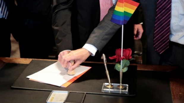 Reuters TD
Швейцарското правителство обяви днес че еднополови двойки ще могат да