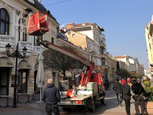 Монтират коледната украса на Главната в Пловдив