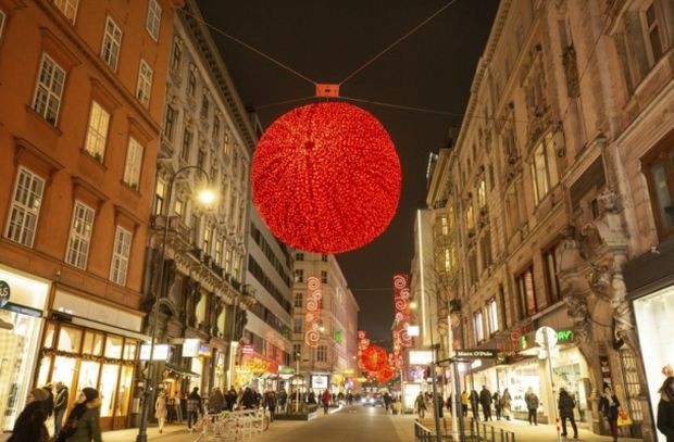 БНТ30 търговски улици в австрийската столица светнаха празнично украсени за