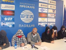 Момчета с маски се обявиха за антифашисти