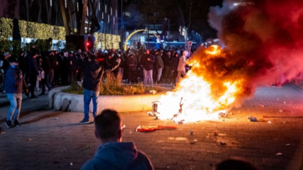 ЕПА БГНЕСТълпи от протестиращи в пристанищния нидерландски град Ротердам запалиха
