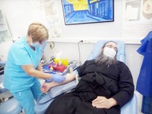 Свещеници дариха кръвна плазма за лечението на COVID-19
