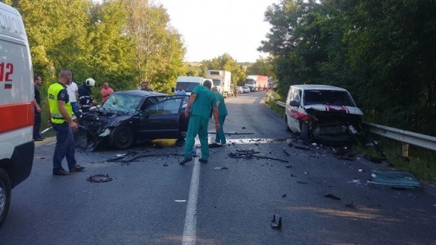 Жесток челен сблъсък на пътя Бургас-Варна! Седем души са ранени