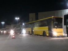 Струпване пред 16-та РИК! Автобусите идват накуп