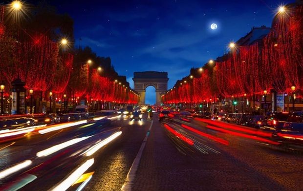 Емблематичният френски булевард Шанз Елизе засия в червени коледни светлини Париж вече